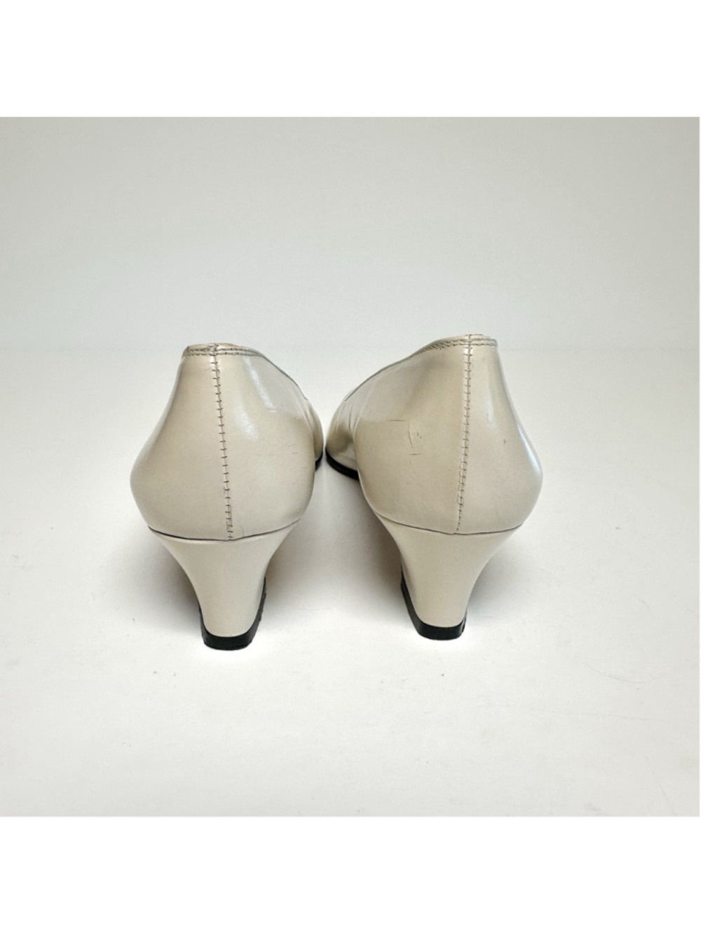 Vtg Salvatore Ferragamo Cream Leather Low Heel Pumps W Size 6.5 AAAA Narrow - Picture 6 of 16